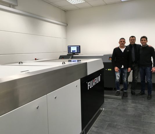 Flexostudio è la prima azienda italiana a installare Flenex FW Fiorenzo Fenu, Denny Loi di Flexostudio insieme a Claudio Giacomelli di Synergic Solution davanti alla S928 di Fujifilm e al CDI 4835 di Esko.