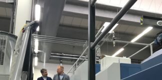 In produzione in Rotolito Lombarda la nuova Kba Rapida 145 A sinistra Emanuele Pogliani di KBA Italia, responsabile vendite. Con Davide Dei Rossi di Rotolito Lombarda.