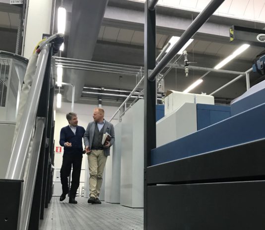 In produzione in Rotolito Lombarda la nuova Kba Rapida 145 A sinistra Emanuele Pogliani di KBA Italia, responsabile vendite. Con Davide Dei Rossi di Rotolito Lombarda.