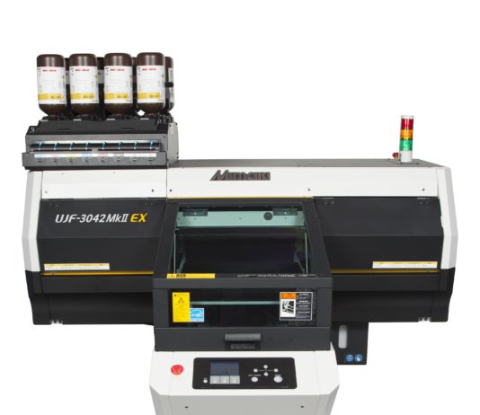 UJF-MkII di Mimaki integra quattro passaggi in uno offrendo massima versatilità