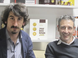 Ghelfi Ondulati stampa sul cartone con HP PageWide T400S e T1100S A sinistra Giuseppe Ghelfi, titolare, a destra Luca Simoncini, Responsabile Progetto Digitale di Ghelfi Ondulati.