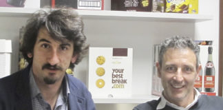 Ghelfi Ondulati stampa sul cartone con HP PageWide T400S e T1100S A sinistra Giuseppe Ghelfi, titolare, a destra Luca Simoncini, Responsabile Progetto Digitale di Ghelfi Ondulati.