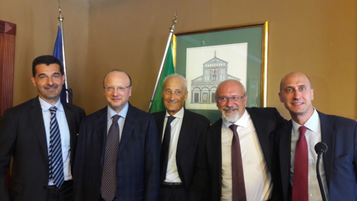 20170626_164928 Da sinistra Massimo Medugno di Assocarta, Vincenzo Boccia, il diretto uscente di Assografici Claudio Covini e il direttore neoeletto Maurizio d'Adda e Andrea Briganti di Acimga.