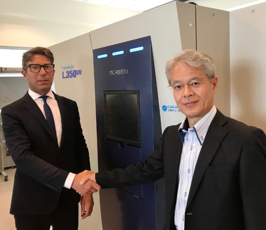 REM allarga il suo portafoglio con le soluzioni Screen Il Presidente di Screen Takanori Kakita ed Ettore Maretti con una Truepress Jet L350 UV.