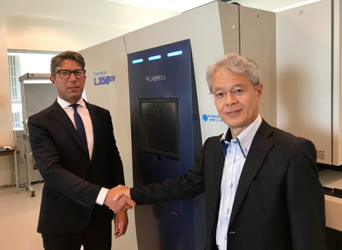 Il Presidente di Screen Takanori Kakita ed Ettore Maretti con una Truepress Jet L350 UV.