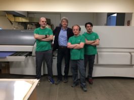 Giorgio Martano di Stige Arti grafiche parla del mercato della stampa Fabio Porchera, account manager di Kodak Italia e, con la maglietta verde, alcuni collaboratori del reparto prestampa dell'azienda.