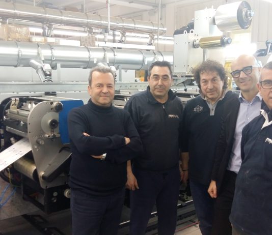 Print Label System: etichette più sofisticate grazie a Gallus ECS 340 I quattro soci di Print Label System con il sig. Bagorda, precisamente partendo da sinistra: Giuseppe Capacchione, Luca Ricatti, Francesco Damato, Francesco Bagorda (Product Manager Consumables & eCommerce Heidelberg Italia) e Michele Giannella.