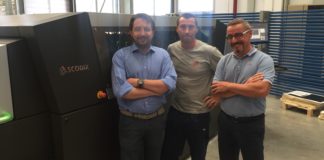 Paperskin amplia le possibilità di nobilitazione con Scodix Da sinistra Andrea Voltolini (titolare di Paperskin) e Maurizio Baccolini (Responsabile Tecnico), Giorgio Galetti, Scodix Heidelberg Italia.