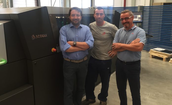 Paperskin scodix Da sinistra Andrea Voltolini (titolare di Paperskin) e Maurizio Baccolini (Responsabile Tecnico), Giorgio Galetti, Scodix Heidelberg Italia.