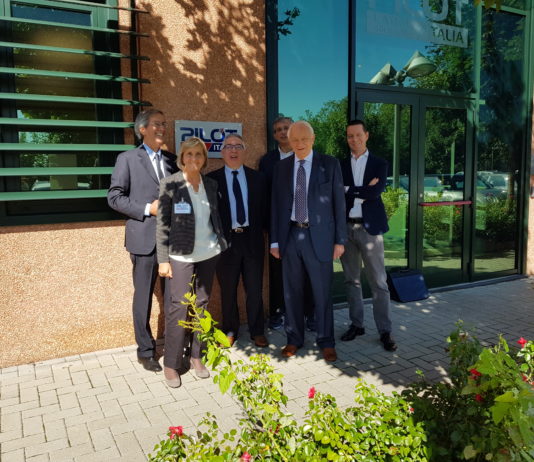 Pilot Italia è la prima azienda italiana a scegliere Gallus Labelfire Partendo da sinistra Luca Fattorossi (Sales & Marketing Manager Heidelberg Italia), Paola Ratti (Financial Officer & HR Heidelberg Italia), Antonio Panariti (Plant Manager Pilot Italia), Giancarlo Vimercati (Managing Director Pilot Italia), Andrea Vimercati (Chief Operations Officer Pilot Italia) e, dietro, Marco Prato (Field Sales Equipment & Consumables & RE Heidelberg Italia).