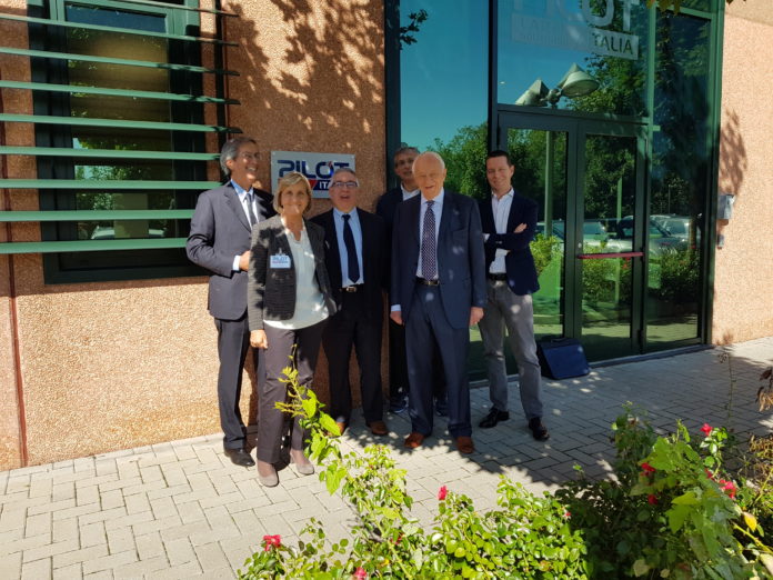 Partendo da sinistra Luca Fattorossi (Sales & Marketing Manager Heidelberg Italia), Paola Ratti (Financial Officer & HR Heidelberg Italia), Antonio Panariti (Plant Manager Pilot Italia), Giancarlo Vimercati (Managing Director Pilot Italia), Andrea Vimercati (Chief Operations Officer Pilot Italia) e, dietro, Marco Prato (Field Sales Equipment & Consumables & RE Heidelberg Italia).