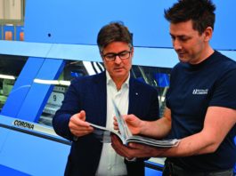 Con una terza linea di brossura Corona C15, Rotolito Lombarda migliora i processi produttivi Il direttore della legatoria Matteo Quadri (a destra) mostra a Fabio Casale di Müller Martini Italia un catalogo appena brossurato sulla Corona.