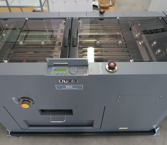 I sistemi di cucitura a punto metallico Duplo in linea alle stampanti Ricoh