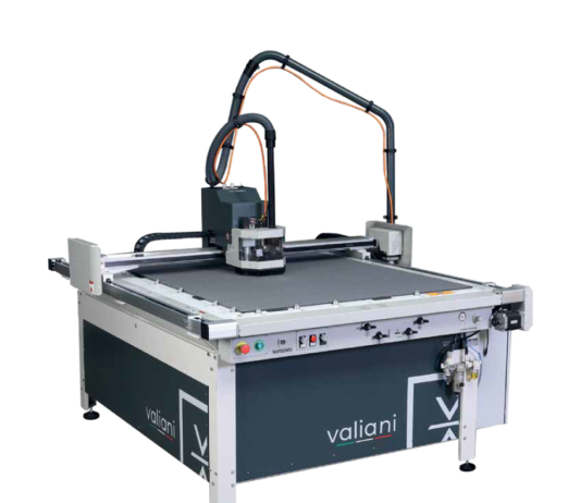 Valiani lancia Integra, il taglio per insegnistica e cartellonistica