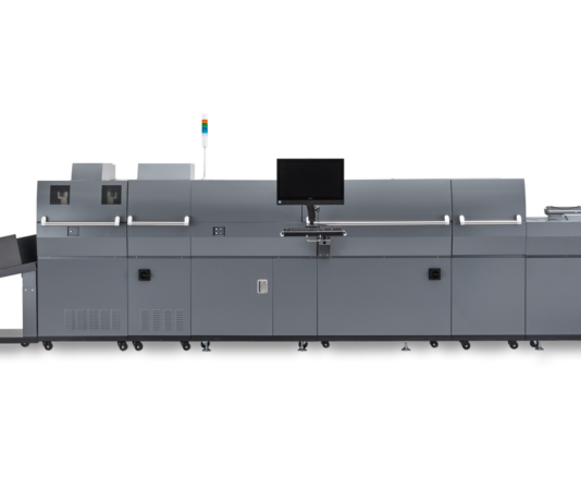 Quadient: il futuro della nobilitazione a Viscom 2022 con il nuovo UV spot Duplo DDC-8000 DuSense