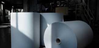 Dalla collaborazione tra Fedrigoni e Albini nasce Futura, la carta con il 25% di fibra da scarti di produzione tessile