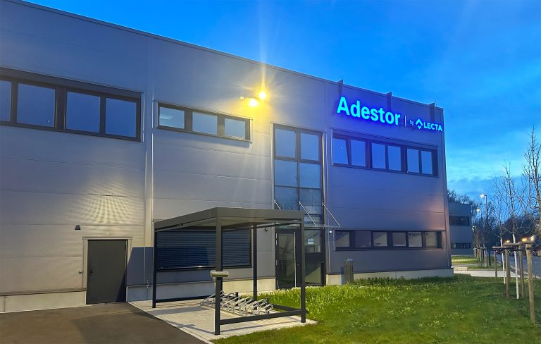 Adestor by Lecta lancia un nuovo centro di converting autoadesivo