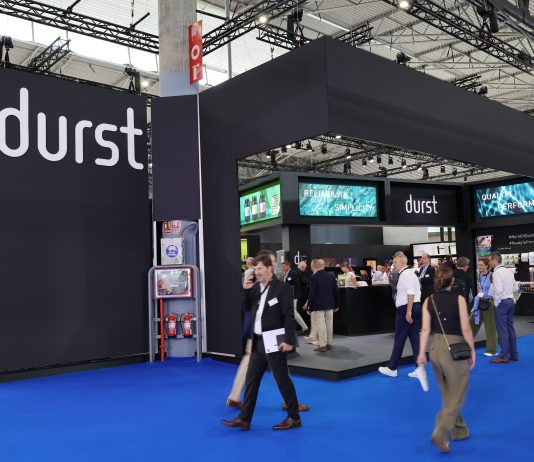 Prestazioni, versatilità e sostenibilità, a Labelexpo Durst mette tutti d’accordo con Tau G3