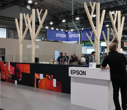 A Labelexpo 2025 Epson annuncia l’impegno di tre importanti clienti per la nuova SurePress L-5034