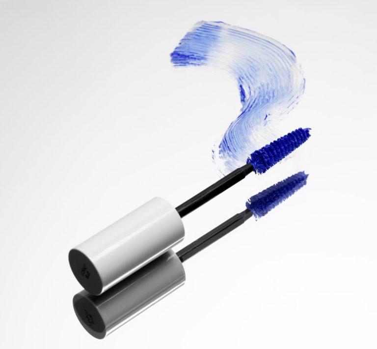 Mascara in gel volumizzante, composto da una miscela ricca in cere e ossido di ferro