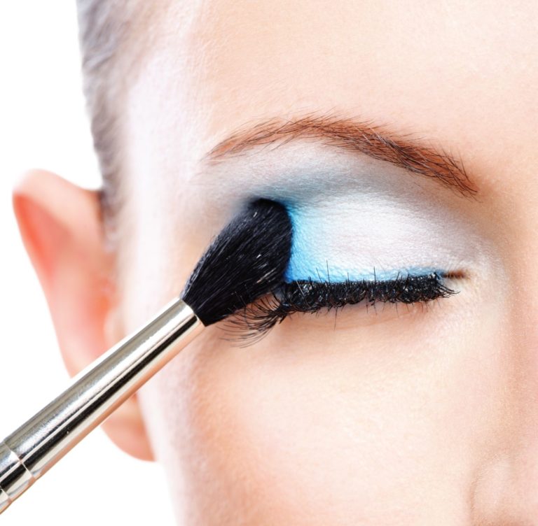 Misura dell’illusione nelle dimensioni dell’occhio causata da eye-liner, mascara e ombretto