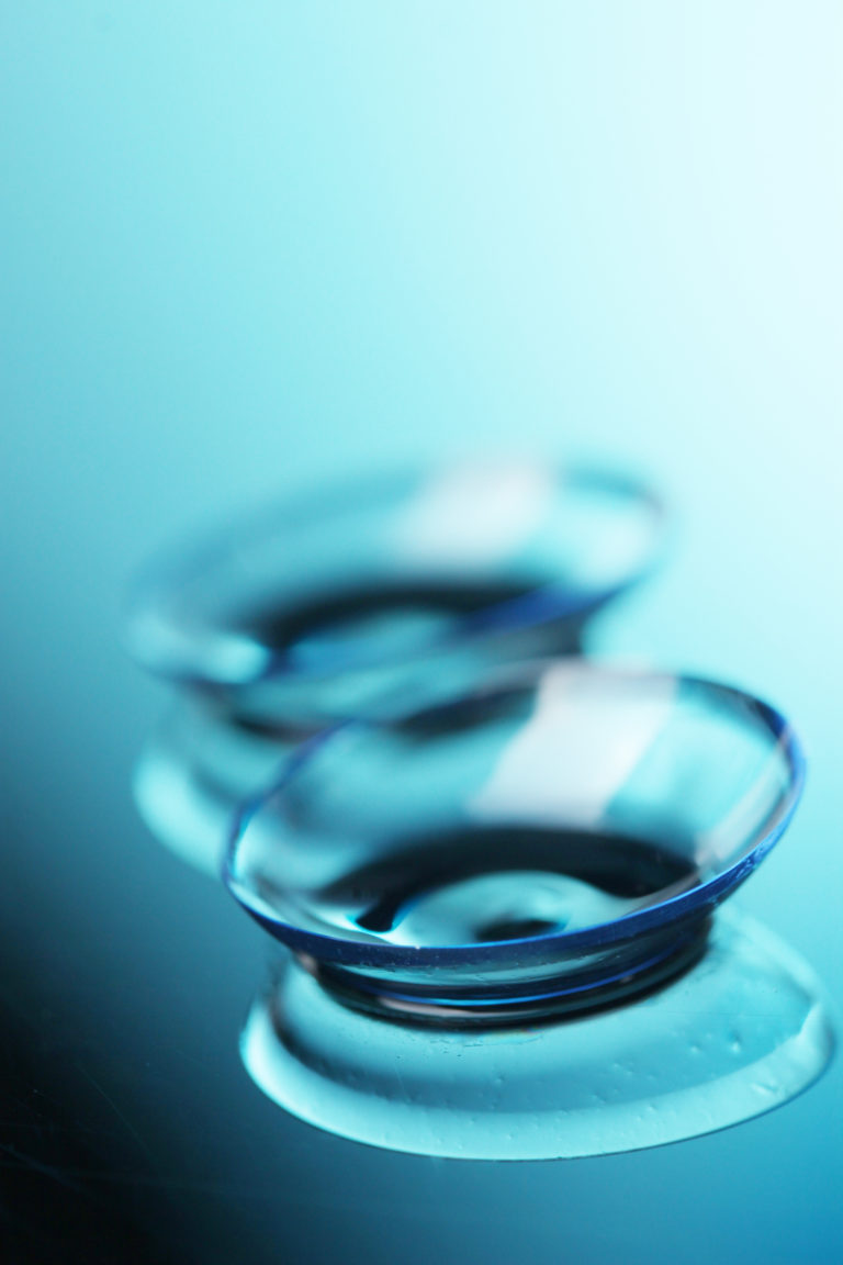 Impatto dei cosmetici sulla superficie delle lenti a contatto