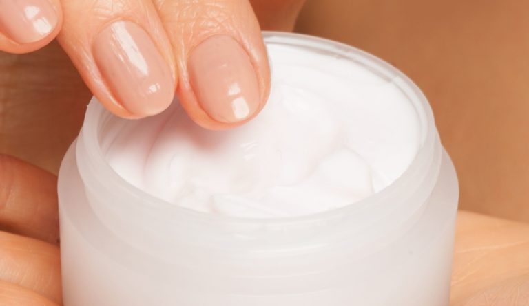 Composizioni cosmetiche e dermatologiche contenenti acidi dicarbossilici insaturi
