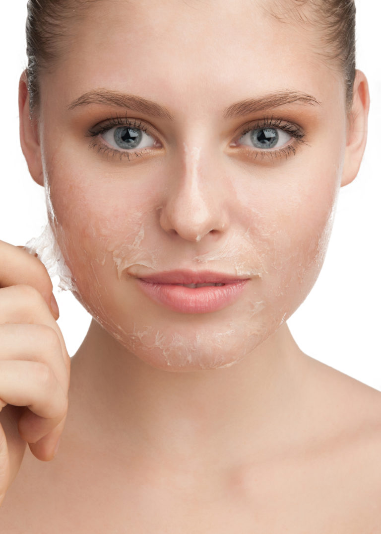 Maschere peel-off e loro benefici per l’acne femminile adulta