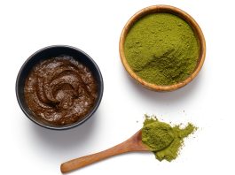 Henné: rilascio del colore catalizzato da enzimi da estratti stabilizzati di Lawsonia inermis L. Miscele di coloranti vegetali ottimizzate per la colorazione dei capelli