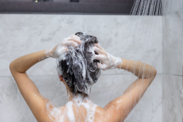 Consumo di acqua associato all’uso di prodotti hair care: l’impatto del tipo di capello