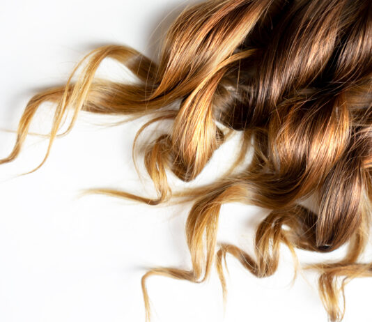 Biopolimero da tara e alghe rosse per formulazioni haircare