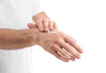 Mencare, la cosmesi per l’uomo punta su mani e unghie La cosmesi mencare punta su mani e unghie