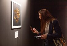 Packaging Première 2026 presenta Folded Realities: l’Art Gallery tra arte e design L’Art Gallery 2026 si articola in un percorso immersivo composto da tre stanze monocromatiche pensate come ambienti emotivi e percettivi distinti.