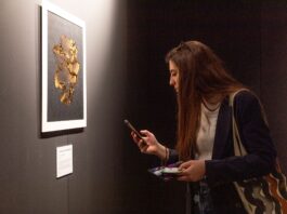 Packaging Première 2026 presenta Folded Realities: l’Art Gallery tra arte e design L’Art Gallery 2026 si articola in un percorso immersivo composto da tre stanze monocromatiche pensate come ambienti emotivi e percettivi distinti.