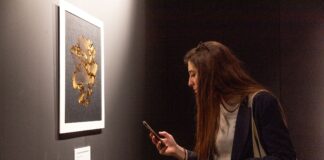 Packaging Première 2026 presenta Folded Realities: l’Art Gallery tra arte e design L’Art Gallery 2026 si articola in un percorso immersivo composto da tre stanze monocromatiche pensate come ambienti emotivi e percettivi distinti.