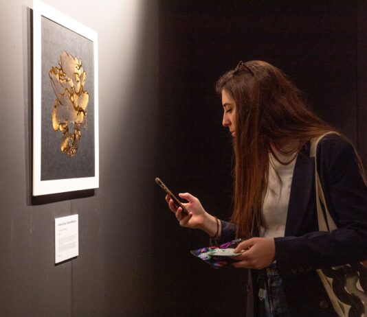 Packaging Première 2026 presenta Folded Realities: l’Art Gallery tra arte e design L’Art Gallery 2026 si articola in un percorso immersivo composto da tre stanze monocromatiche pensate come ambienti emotivi e percettivi distinti.