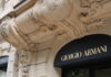 Armani valuta la cessione del 15% a L’Oréal, LVMH ed EssilorLuxottica Dopo la morte di Giorgio Armani, il gruppo Armani, L’Oréal, LVMH ed EssilorLuxottica sono al centro di un possibile riassetto societario.