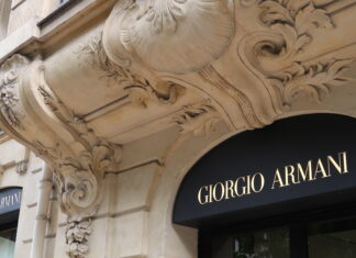 Armani valuta la cessione del 15% a L’Oréal, LVMH ed EssilorLuxottica Dopo la morte di Giorgio Armani, il gruppo Armani, L’Oréal, LVMH ed EssilorLuxottica sono al centro di un possibile riassetto societario.