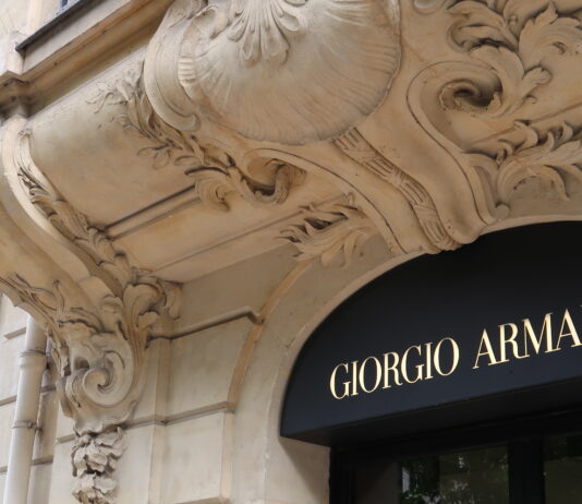 Armani valuta la cessione del 15% a L’Oréal, LVMH ed EssilorLuxottica Dopo la morte di Giorgio Armani, il gruppo Armani, L’Oréal, LVMH ed EssilorLuxottica sono al centro di un possibile riassetto societario.