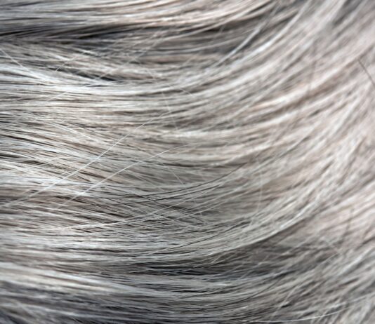 Shampoo con coloranti semipermanenti per coprire i capelli grigi Shampoo con coloranti semipermanenti per coprire i capelli grigi