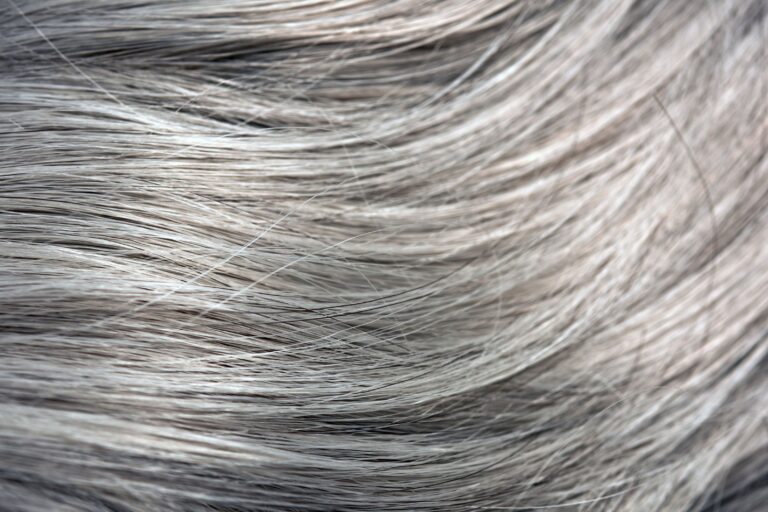Shampoo con coloranti semipermanenti per coprire i capelli grigi