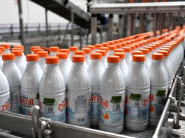Riempimento bottiglie di latte Parmalat