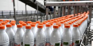 Riempimento bottiglie di latte Parmalat