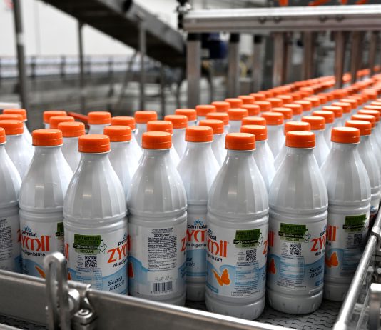 Riempimento bottiglie di latte Parmalat