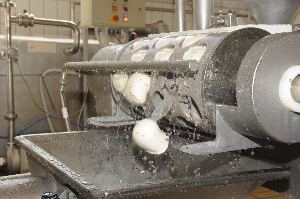 Le mozzarelle di Fattoria Latte Sano, terzo player del latte fresco in Italia e primo in assoluto nel Lazio, nascono nello stabilimento della Centrale del Latte di Rieti