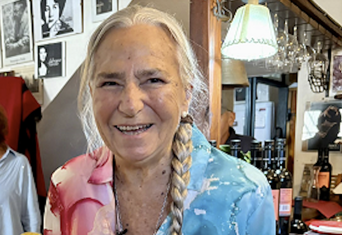 Come diventare casaro… e realizzare un sogno. È la caparbia storia che l’86enne Graciela sta scrivendo frequentando la Scuola di formazione del consorzio della Mozzarella di bufala campana