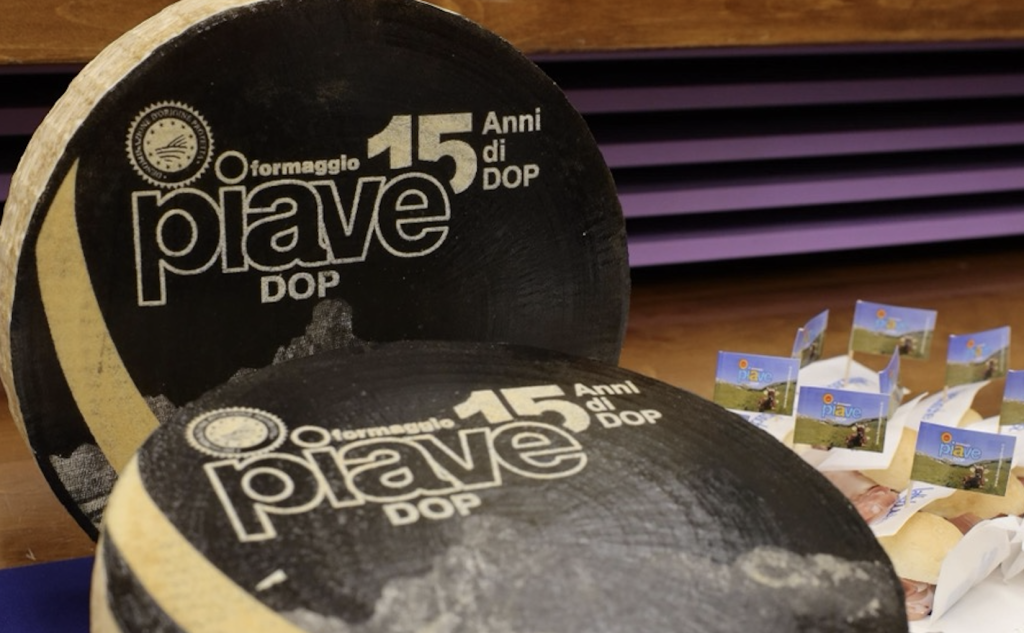 Il consorzio del formaggio Piave festeggia i 15 anni di attività con numeri in crescita: +35% di fatturato; presenza in oltre 30 Paesi; 35.000 forme esportate ogni anno