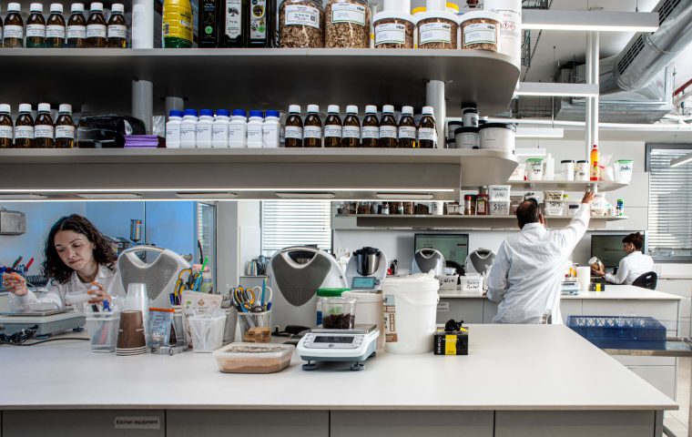 AKA Studio consolida le conoscenze organizzative, incorpora la valutazione sensoriale e applica gli assistenti di IA per guidare la formulazione e l'ottimizzazione