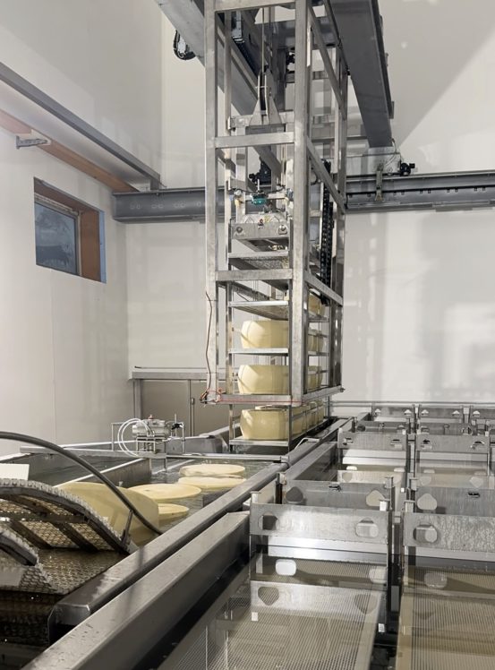 Automazione idrodinamica per la salatura dei formaggi a pasta dura