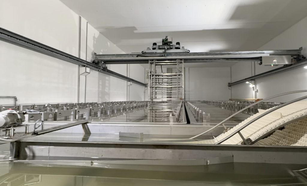 Il cuore tecnologico della salina a immersione è il sistema di carico e scarico dei rack tramite flussi d’acqua